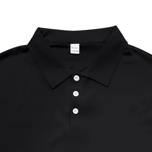 Gros plan du col et de l'étiquette d'un polo noir en soie glacée à séchage rapide
