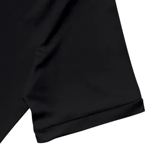 Dettaglio della finitura dell'orlo della manica corta di una polo nera classica da uomo