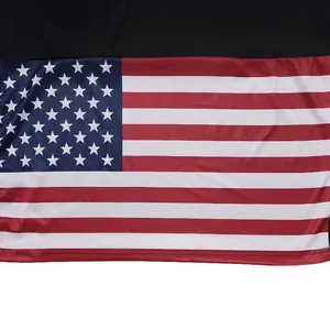 Dettaglio ravvicinato della stampa bandiera americana su polo da uomo in seta ghiacciata