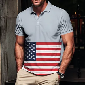 Vue détaillée d'un polo pour homme avec imprimé drapeau américain et col rabattu décontracté
