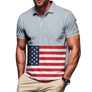 Détail de l'imprimé du drapeau américain sur ce polo pour homme en soie glacée