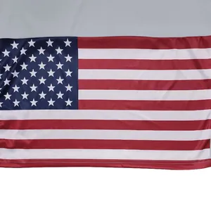 Primo piano della stampa della bandiera americana su una polo traspirante in seta di ghiaccio