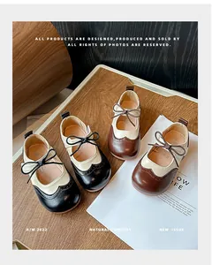 Vue détaillée des chaussures de princesse richelieu bicolores de style britannique pour filles.
