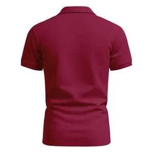 Vista posteriore di una polo bordeaux da uomo in tessuto traspirante e ad asciugatura rapida