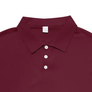 Détail du col d'un polo bordeaux à séchage rapide avec boutons blancs et étiquette taille M