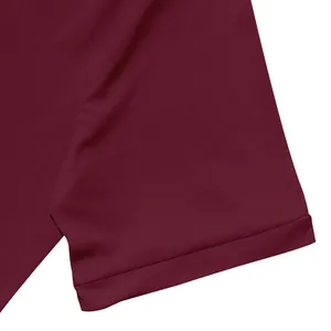 Dettaglio dell'orlo della manica di una polo bordeaux in seta di ghiaccio traspirante.