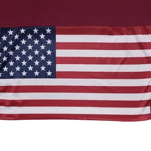 Primo piano dettagliato della stampa della bandiera americana su polo bordeaux traspirante