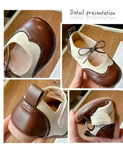Vues détaillées de chaussures Brogue bicolores avec coutures fines et semelle souple