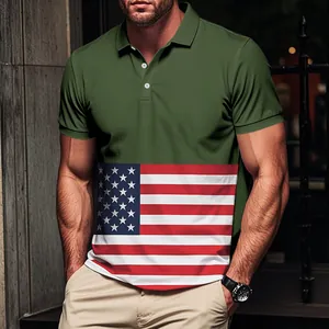 Détail du polo pour homme montrant le tissu vert olive et le motif drapeau US.