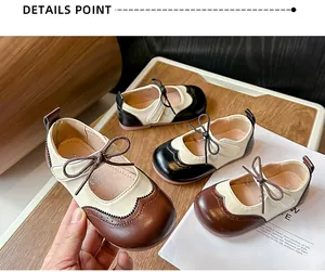 Vue détaillée des chaussures de princesse en cuir bicolore avec détails ajourés pour filles