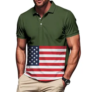 Vue détaillée d'un polo pour homme avec imprimé drapeau américain et couleur vert olive.