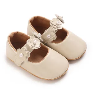 Gros plan de chaussures de princesse pour bébé fille en PU crème avec fleurs et perles