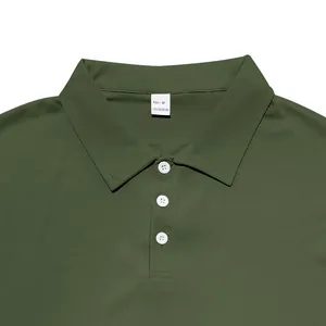 Détail du col d'un polo pour hommes vert olive avec boutons et étiquette de taille