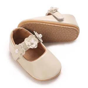 Vue détaillée de chaussures de princesse pour bébé crème avec de jolies fleurs et perles
