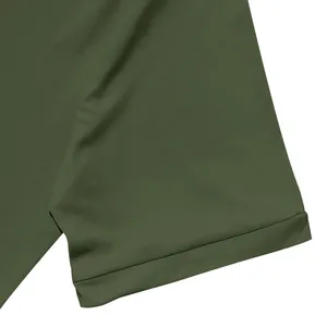 Dettaglio ravvicinato dell'orlo della manica e del tessuto di una polo da uomo verde oliva