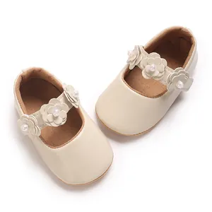 Gros plan sur d'élégantes chaussures de princesse pour bébé en cuir PU crème à fleurs