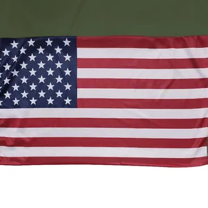 Vue détaillée de l'imprimé drapeau américain sur un polo pour homme en soie glacée fine