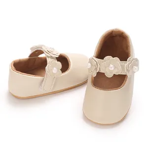 Vue détaillée des chaussures de princesse pour bébé fille en similicuir beige et fleurs