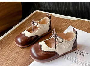 Gros plan sur les chaussures brogues bicolores de style britannique pour petites filles