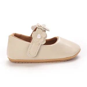 Détail d'une chaussure de princesse pour bébé en cuir PU crème avec fleurs nacrées