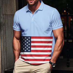 Vue détaillée d'un polo bleu clair pour hommes avec un imprimé drapeau américain élégant