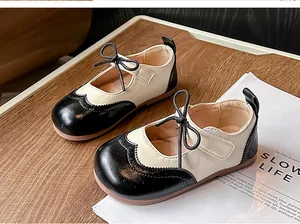 Chaussures richelieu vintage pour petites filles, noir et crème avec nœud élégant.
