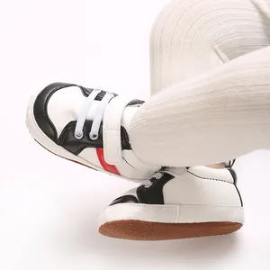 Gros plan de chaussures de marche pour bébé à semelle souple et antidérapante