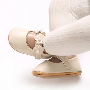 Gros plan détaillé de chaussures de princesse pour bébé crème avec fleurs et perles