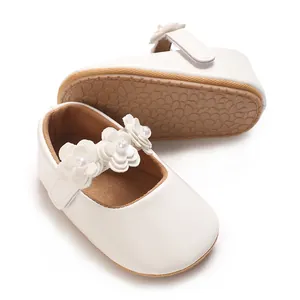 Détail de chaussures de princesse en PU blanc pour bébé avec fleurs et semelle souple