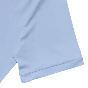 Gros plan sur un tissu en soie glacée bleu clair montrant les coutures de la manche