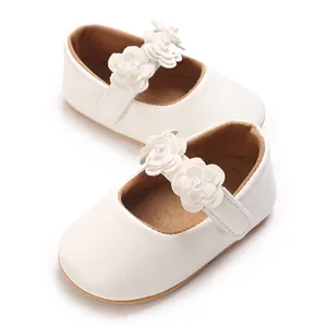 Gros plan sur d'élégantes chaussures de princesse en PU blanc pour bébé avec fleurs perlées
