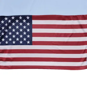 Gros plan de l'imprimé drapeau américain sur un polo d'été en soie glacée pour homme
