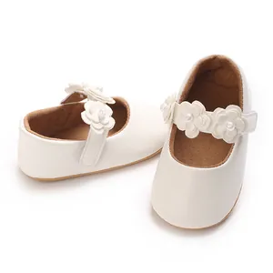 Détail de chaussures de princesse en cuir PU blanc pour bébé avec bride à fleurs
