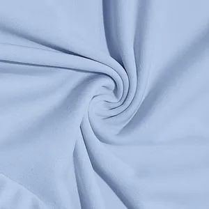 Vue macro détaillée montrant la texture respirante du tissu en soie glacée bleu ciel