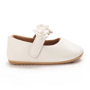 Vue latérale de chaussures Mary Jane blanches pour bébé avec fleurs et perles