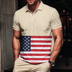 Détail du polo homme crème avec imprimé drapeau américain, coupe ajustée sportive