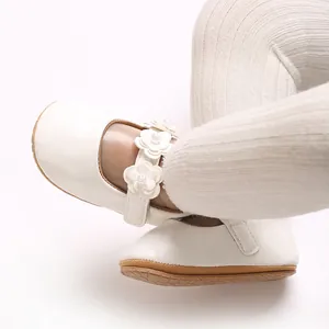 Vue détaillée de près de chaussures de princesse en cuir PU blanc pour bébé avec fleurs 3D