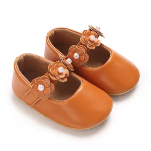 Vue détaillée de chaussures de princesse pour bébé en similicuir orange avec fleurs