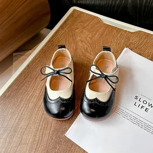 Chaussures Mary Jane bicolores de style britannique pour filles avec détails brogues
