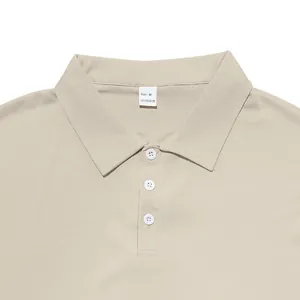 Vue détaillée d'un col de polo pour homme avec trois boutons et étiquette de cou