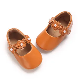 Vue de dessus de chaussures Mary Jane en PU marron pour bébé avec fleurs et perles
