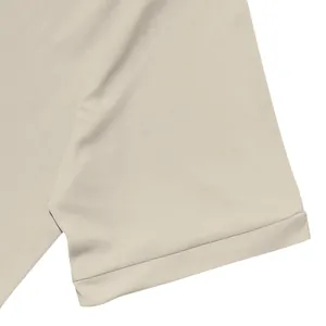 Détail du revers de la manche d'un polo beige pour homme en soie glacée respirante.