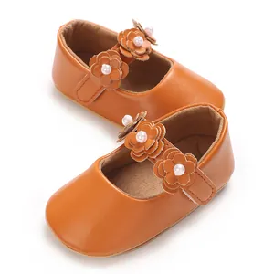 Vue détaillée de chaussures de princesse orange pour bébé avec décorations