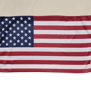 Détail montrant l'imprimé du drapeau américain sur le tissu du polo en soie glacée.