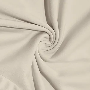 Gros plan du tissu beige en soie glacée à séchage rapide, texture fine