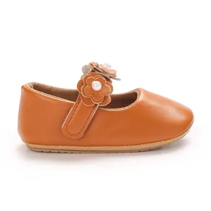 Vue détaillée d'une douce chaussure de princesse en cuir PU marron pour bébé avec fleurs