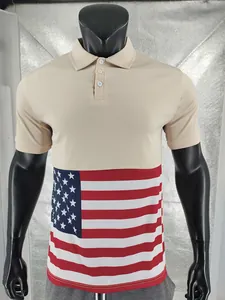Détail d'un polo à séchage rapide pour hommes avec imprimé drapeau américain et étoiles