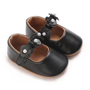 Vue détaillée de douces chaussures de princesse noires pour bébé fille à semelles souples