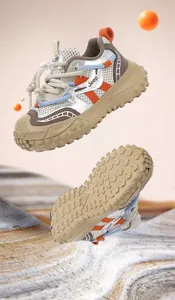 Primer plano zapatillas Jeep niños con malla traspirable y suela robusta antideslizante