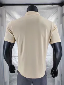 Vue arrière détaillée d'un polo beige en soie glacée pour homme sur un mannequin noir